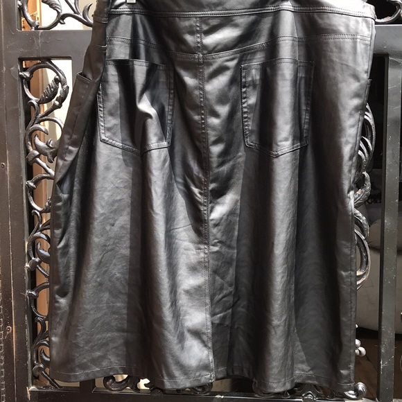 🚨B2G1 DENIM & COMPANY Black Patent Leather Skirt with Split - Picture 5 of 6